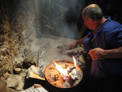 preparando las brasas del tsar pa facer pan... (un privilegio, un manjar, un lujo... en la cabaña)