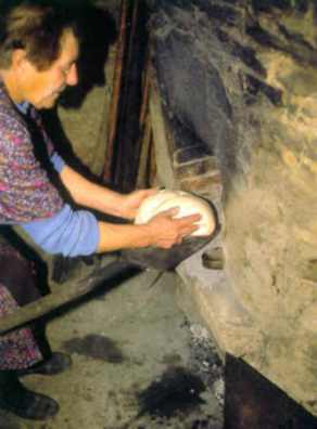 Lola, con el pan al forno en Xomezana